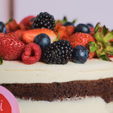 Pastel de chocolate con frutos rojos