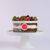 Pastel de chocolate con frutos rojos