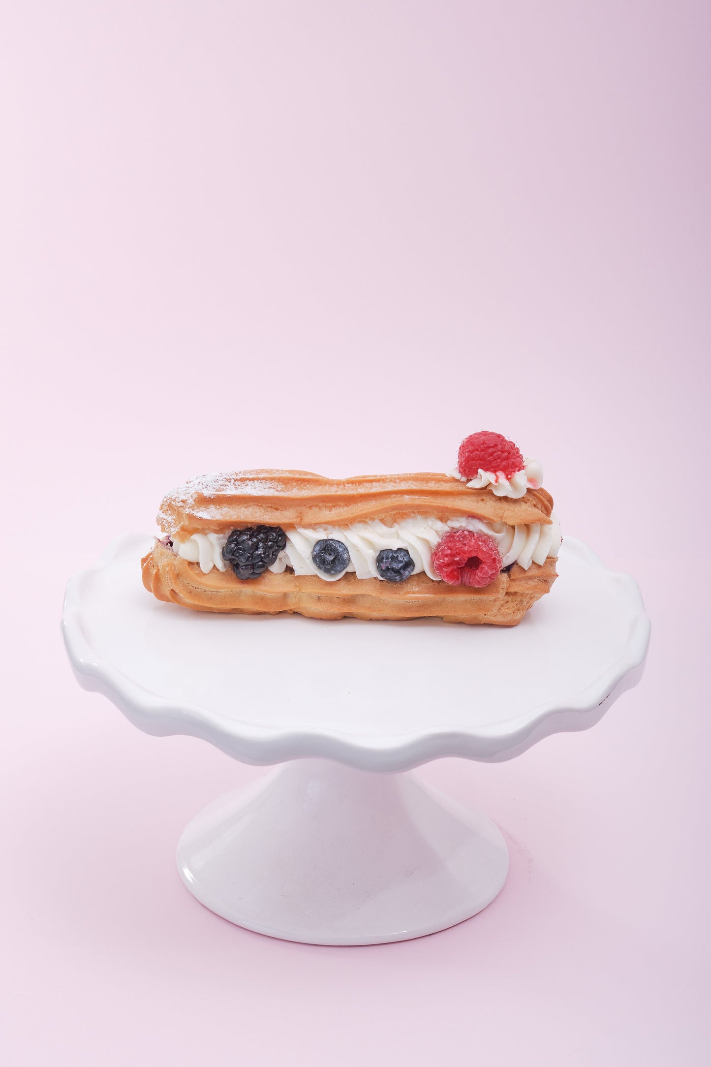 Eclair de frutos rojos