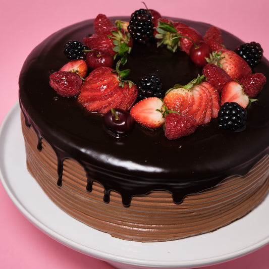 Pastel de chocolate con frutos rojos