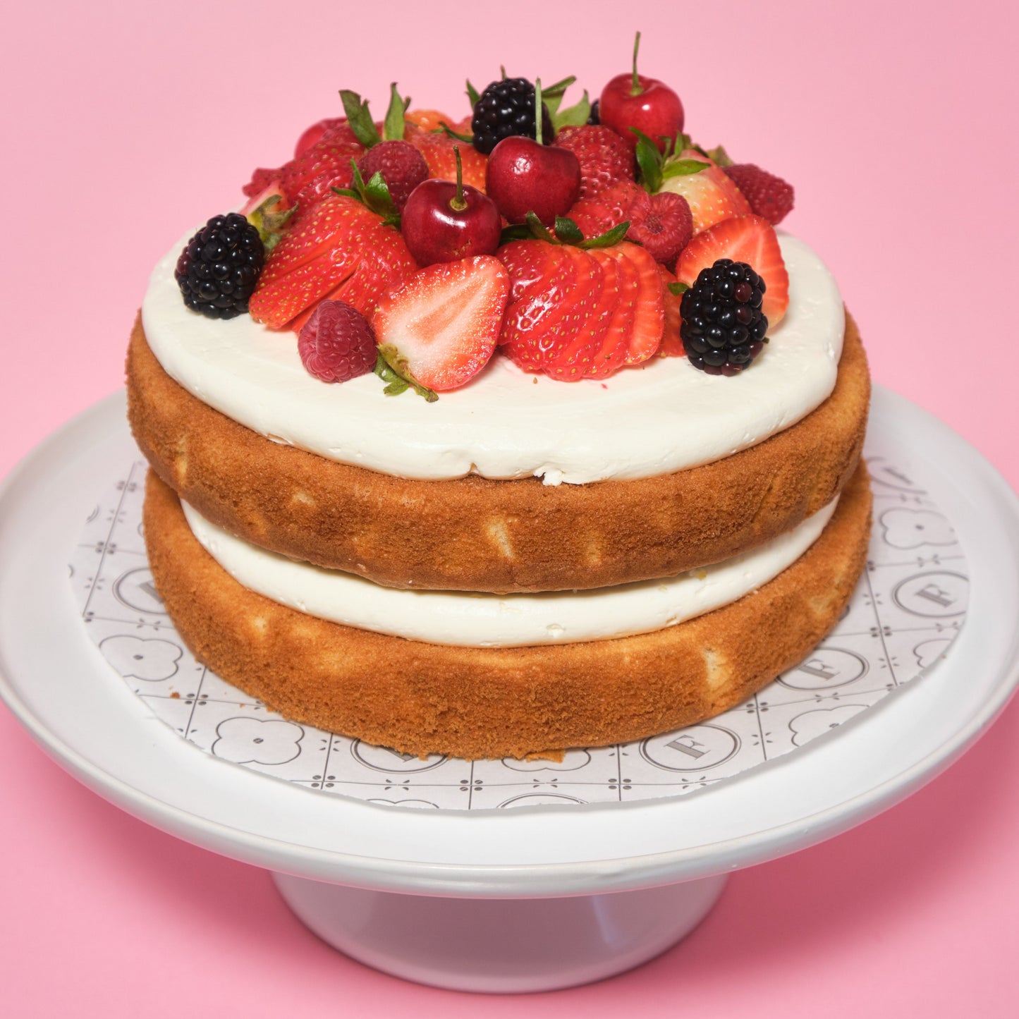 Pastel de vainilla con frutos rojos por pedido