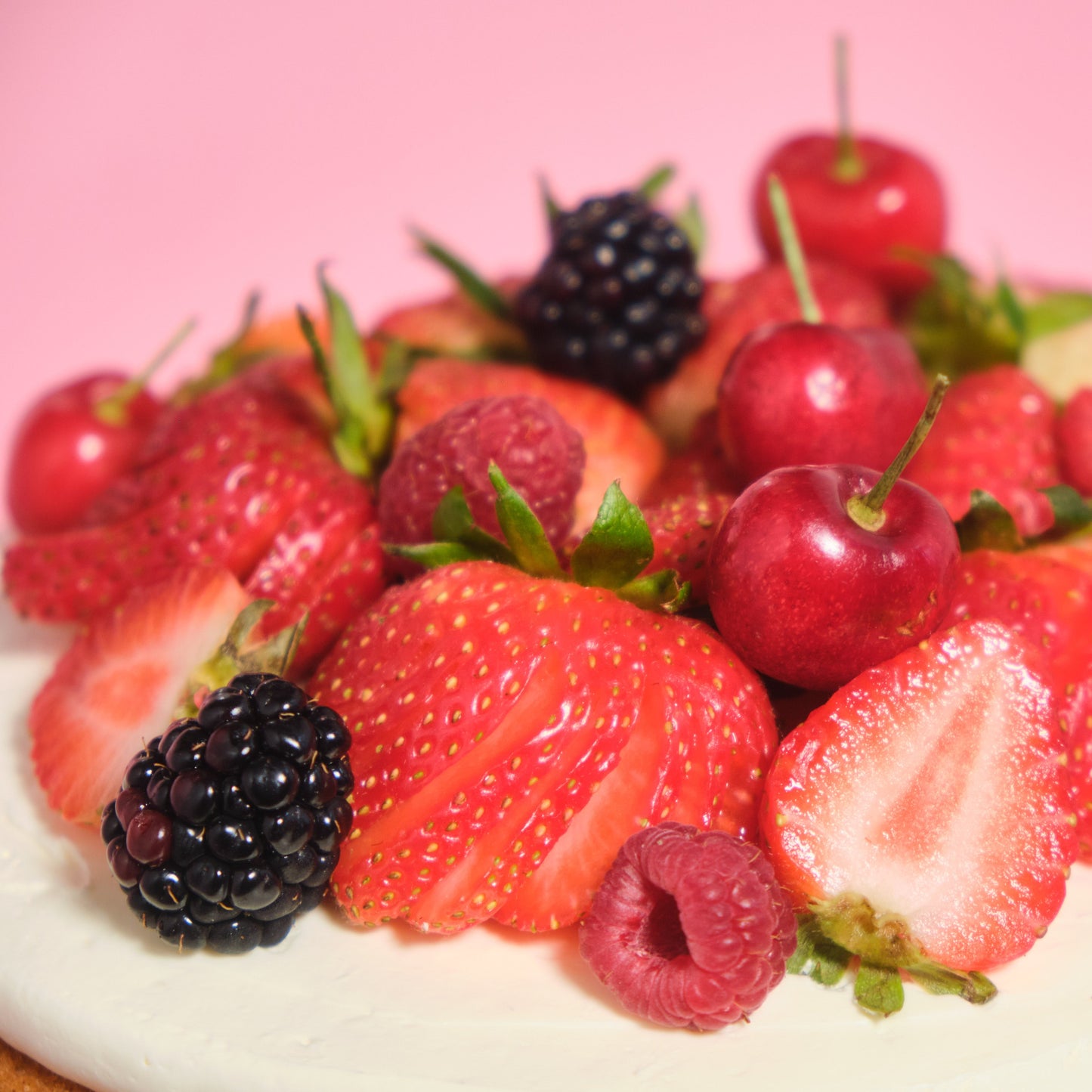 Pastel de vainilla con frutos rojos por pedido