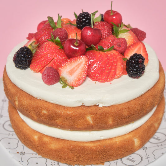 Pastel de vainilla con frutos rojos